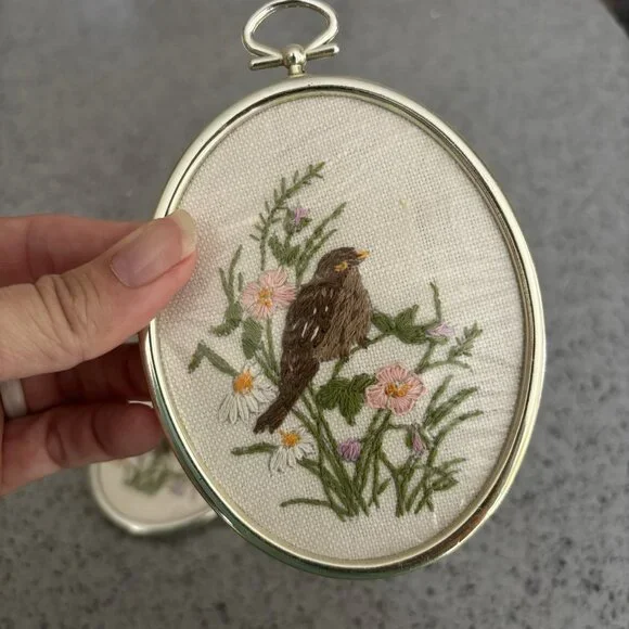 Lot 2 vintage handmade gold tone embroidery hoop Crewel bird decor Nature - Picture 4 of 4